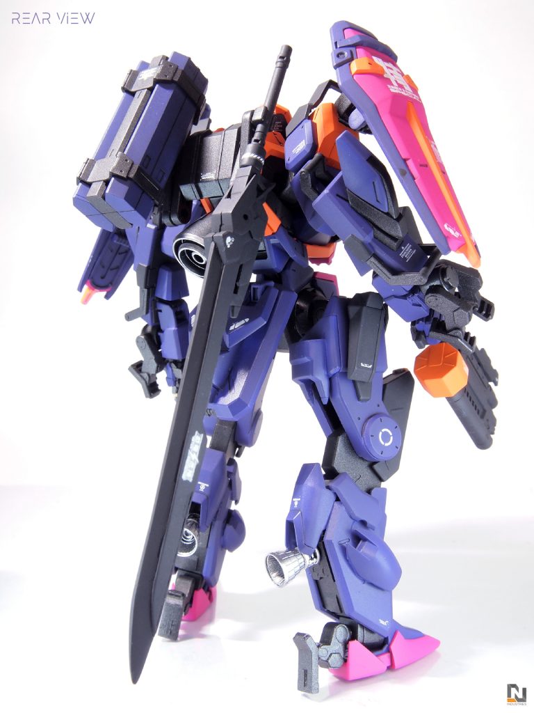 バックショット。ビャクチには推進器の類がないのでMSらしさを出すよう、30MMや他社製のオプションパーツを使いバーニアを配置。バックパックの武装マウントもそのまま活かしました。