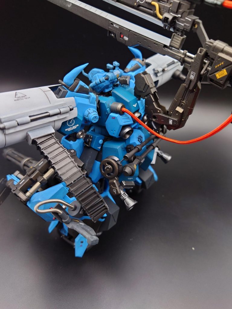 左が弾薬庫で右がエネルギータンクになっています。ガトリングフィーダーを接続する形になっています。この辺りはゼクアインを参考にしました。フィーダーはプラ板から作りましたが二度とやりたくないです。フレキシブルに作ったつもりが思ったより反発が強くて、苦労の割には上手くできたとは言えません。腰のバーニアはお気に入りポイントで、角度も変えられます。