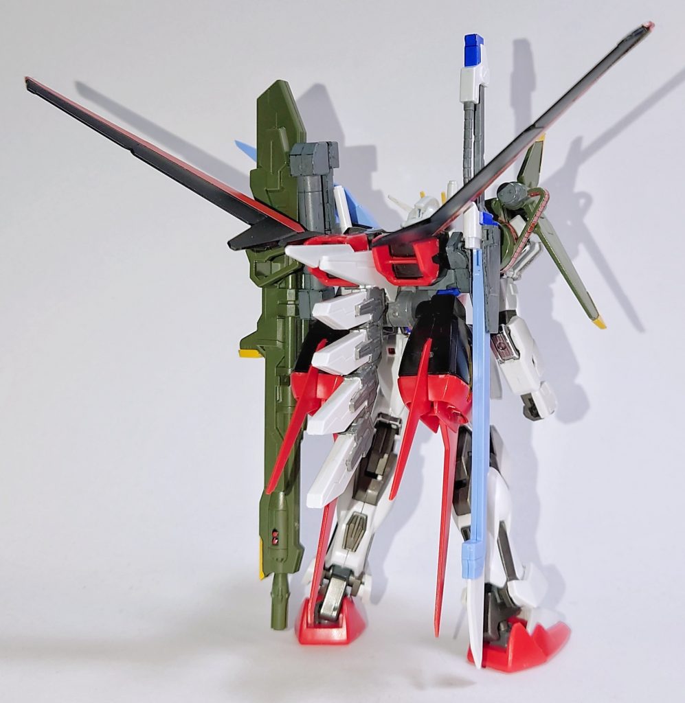 マルチプルアサルトストライカーこちらのグレーはシールドや肩の装備含め、他のストライクと合わせることを考慮しガンダムマーカーガンダムグレーで塗装。スラスター内部には適当な黒の油性ペンを使用。