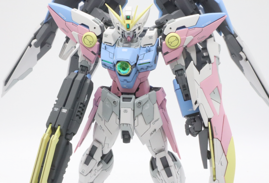 フロントアーマーの…インテーク?でしょうか。ほか肩のブロック?、前腕のフレーム部分等はRGストライクを生贄にしています。