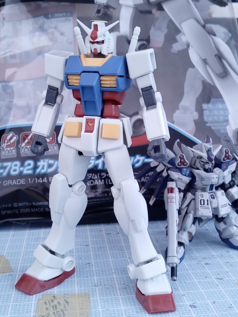 顔を少し小さくし、肩のアーマも一回り小さくしました。胸のダクトも削って変化をつけてます。