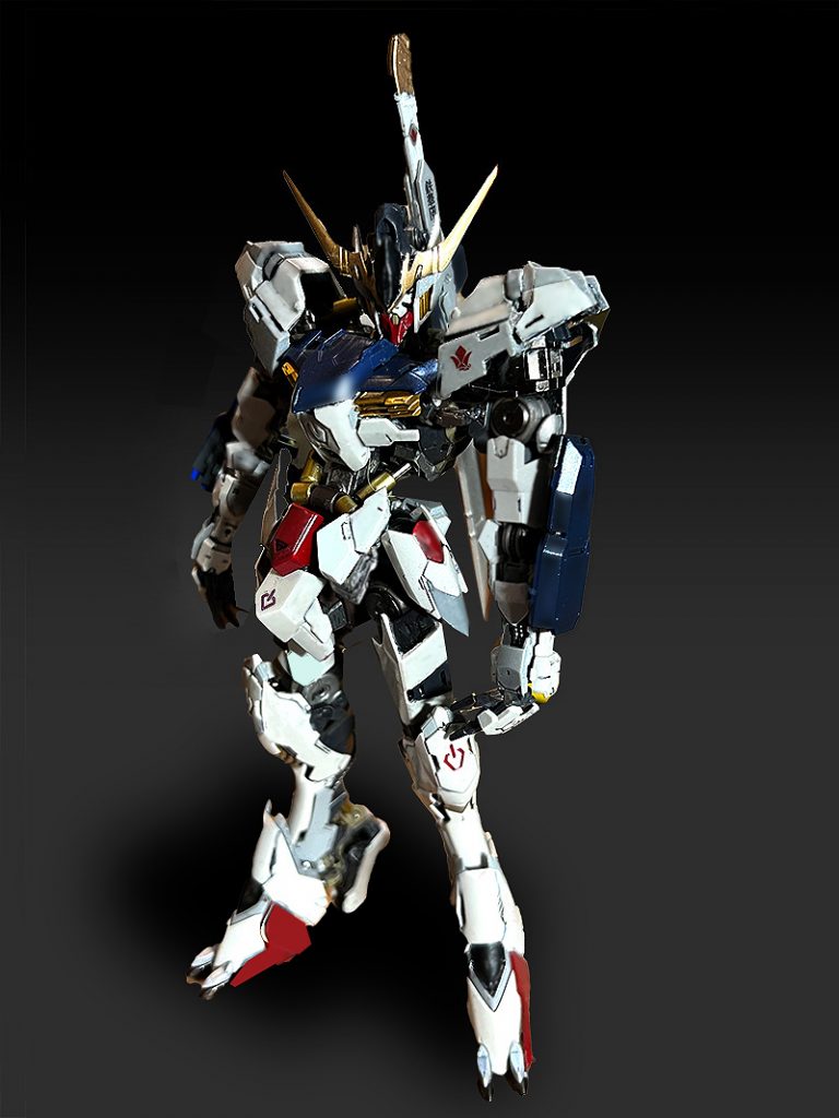 正面。パッと見、フツーにガンダムな感じだけど、折れそうな細い腰、スリムな足にハイヒール。立ちポーズがいい。アクションポーズは、ポロリしたり折れたりしやすいので敬遠。仕上げは光沢だけど、写真ではあまりわかんないですね。