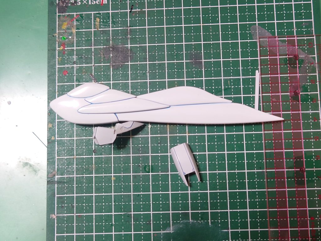 今回はスミ入れはロイヤルブルー+ホワイトで！