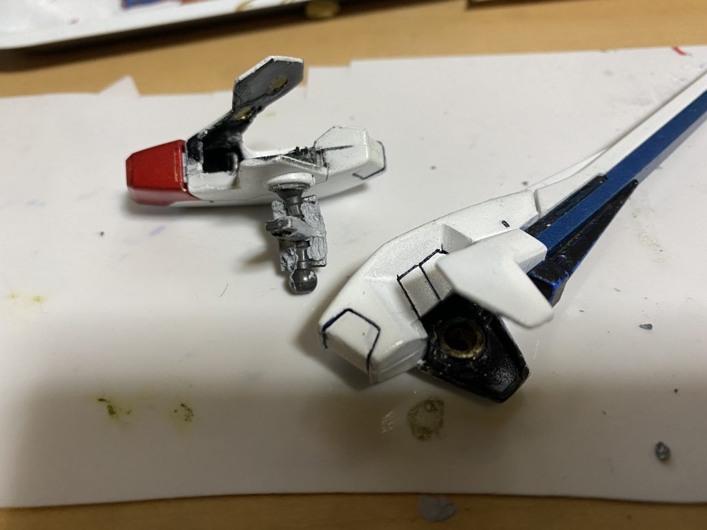 バスターをミノフスキードライブに貫通させるためバスターの中をくり抜いてあります。T字棒の幅も適当な幅に縮めてあります。