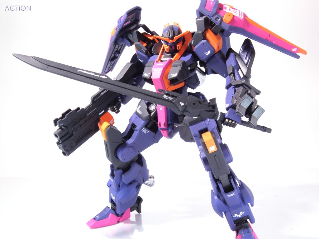 アクションポーズ。関節構造変更のためちょっと可動範囲狭まってます^^;カラーレシピは以下の通り。AC:アクリジョン V:ファレホ●ブルー:Vメカカラーティターンブルー+ACコバルトブルー+ACパープル+ACミッドナイトブルー+AC蛍光ピンク(分量は適当)●グレー:ACジャーマングレー+コバルトブルー少量●マゼンタ:Vメカカラーマゼンタ●オレンジ:Vメカカラー オレンジ+イエローオレンジ+ピュアホワイト少々●関節:ACブラック下地にAC赤鉄色●バーニア:ACブラック下地にACシルバー●ツインアイ:AC蛍光グリーンメインカラーのブルーバイオレットの調色に一番気を使いました。