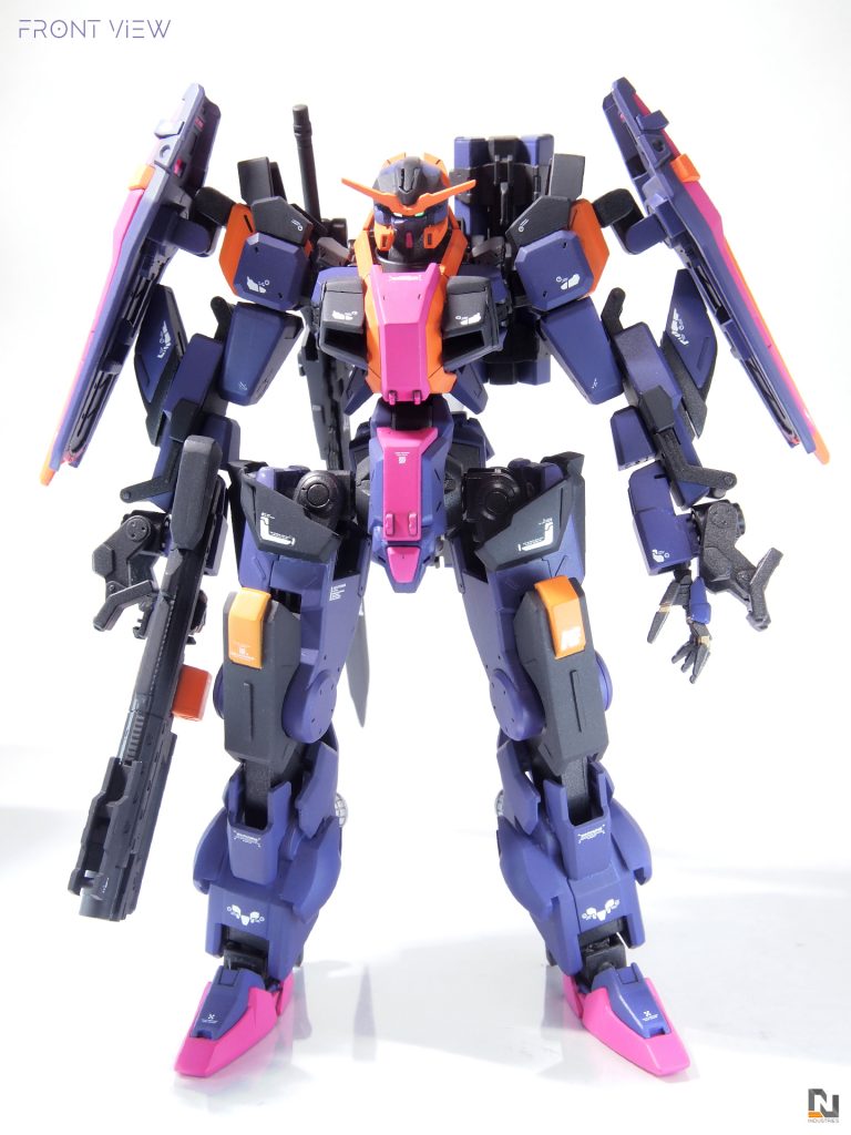 正面図。クセがありつつも良造形なビャクチの素性を活かしつつ、ヒロイックなシルエットになるようEGストライクの外装を全身に配置。脚部のみ獣脚(これもステキですが)から直立できるよう、膝関節を小改造しました。