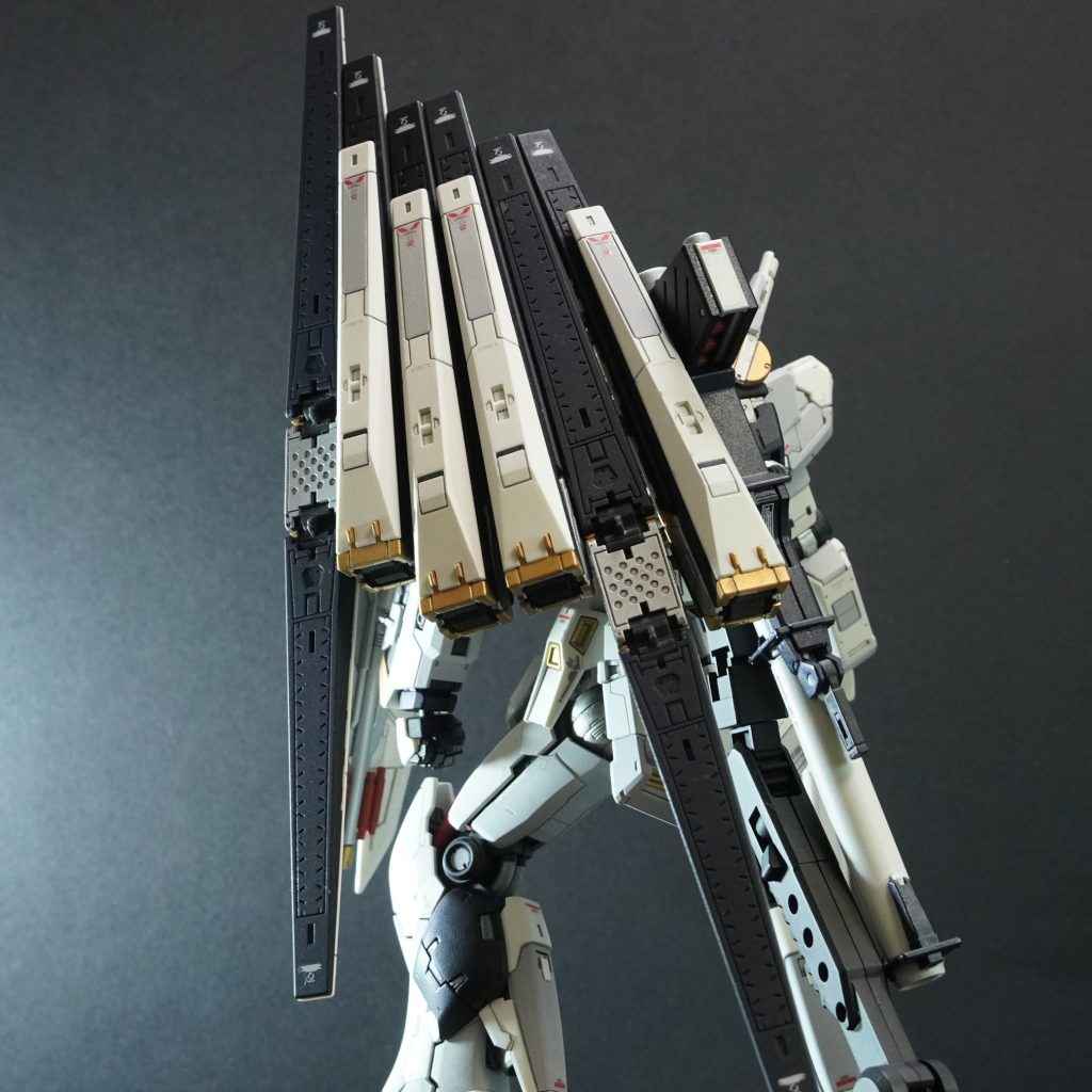フィンファンネルみたいに同じパーツを何個も制作するのはなかなか大変ですね(気持ち的に)。フィンファンネルの付け方間違っていましたので、写真撮り直しました。