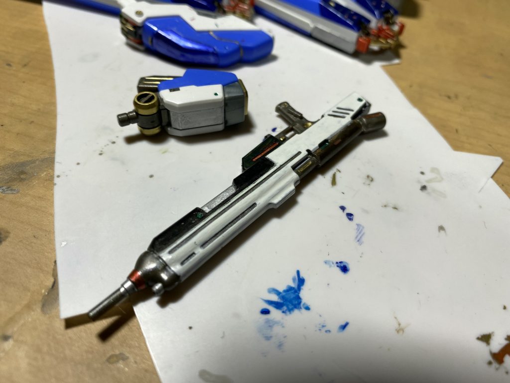 元が無塗装で真っ黒な武器でしたが塗装して印象変わりました。