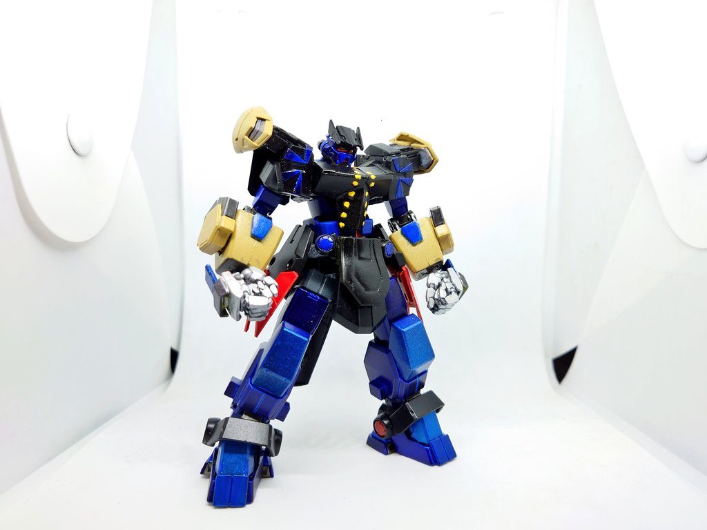 というわけでバトスピのスピリット再現2作目「鉄の覇王サイゴードゴレム」です!素体はAGE3フォートレスでMGオリジンガンダムを一部使い特徴的な腕を再現しています。塗装も青は1色だけではなく各部で違う青を使って足等の単色化を防いでます!