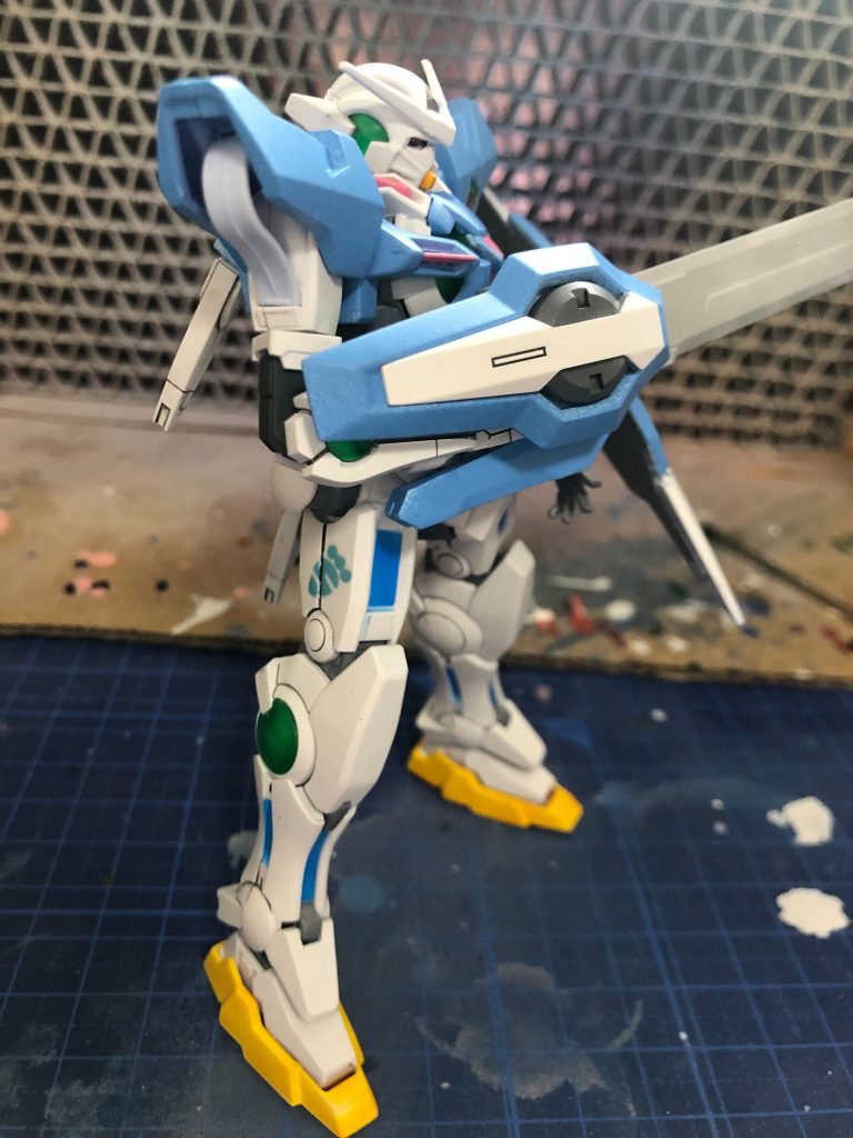 右側からふとももに青いにんじんマーク