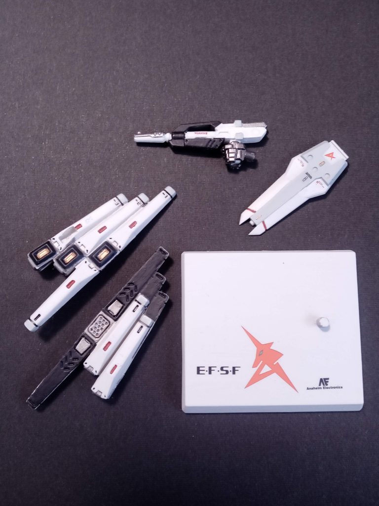 台座を塗装し、デカール貼ってます。