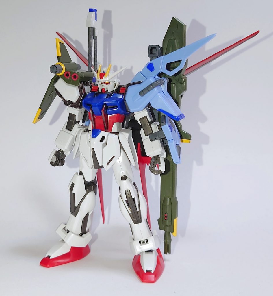 本体のグレー部分は成型色に合わせてガンダムマーカーEXヘビーガンメタリックを使用。(やけに取れやすく構ってるとどんどん剥げていく…)胴体のグレーのシールは不使用、白いシールは使用。左肩の装備は青はシールで、ブーメラン接続部とパイプのパーツは水性ガンダムカラーソードストライクブルーと(後述の理由で)ガンダムマーカーグレーで塗装。