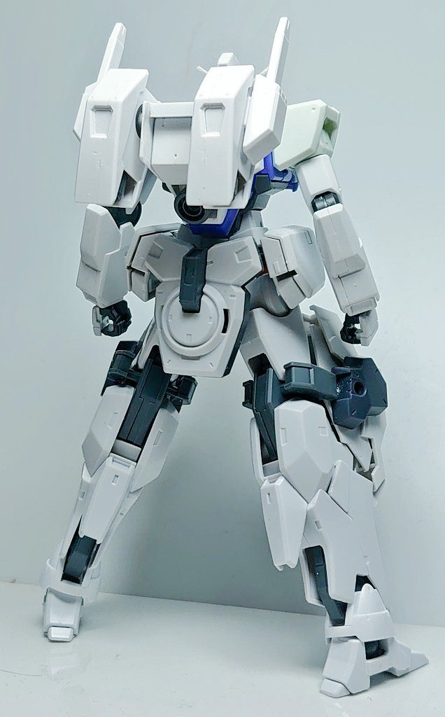 背中は完成したものと比べ、この時点ではすっきりとしています。