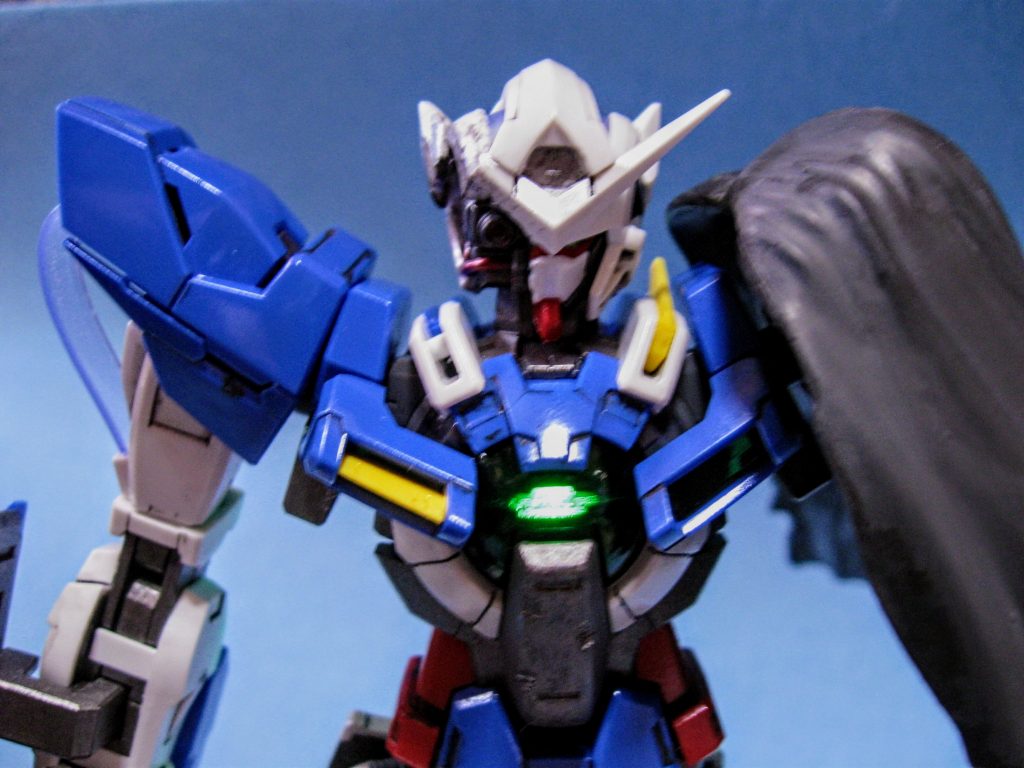 こちらはMGのエクシアリペアです。フロントの太陽炉も発光!RGのエクシアリペアとは対象的に破壊された部分はウェザリング、その他の場所はツルテカ仕上げです。