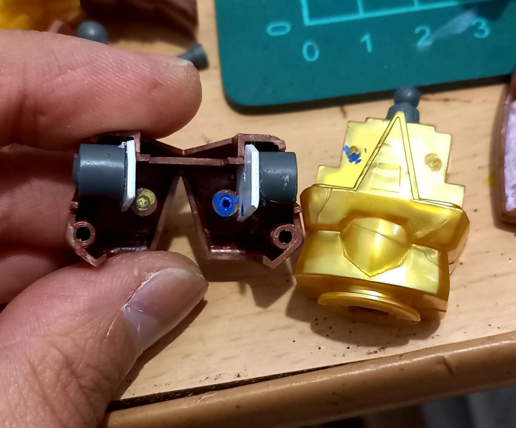 肩に差し込むだけの所を切って、コトブキヤのボールジョイント追加のパーツつけました