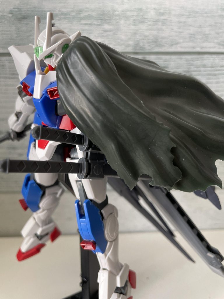 片腕はエクシアリペアのようにしたかったのでRGのエクシアリペアのマントを取り付けました。