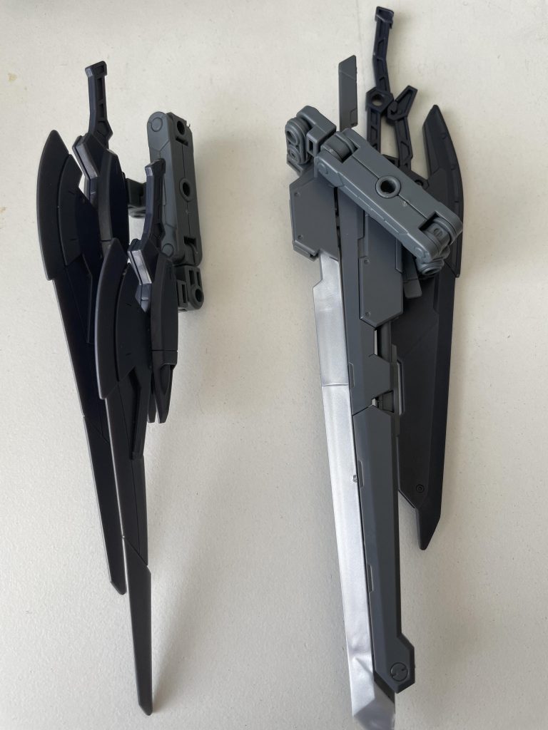 セブンソードは腰に接続できるようにしました。上のパーツのように作り、２つを取り付けて完成です。