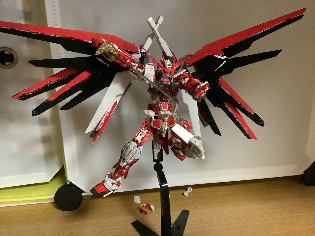 こやつはフリーダムの羽をつけることによって空間保護領域(エアーフィールド)を展開することができ、普通MSが耐えられない様な速度で飛行することを可能にしています。また、バラエーナプラズマ収束ビーム砲や、サテライトキャノンも使用可能です。コイツはビームアンテナを備えてオリ、どんな状況(ミノフスキー粒子は除外)でも無線が使えます。また、ビームアンテナの効果大体の粒子系妨害を無効化します