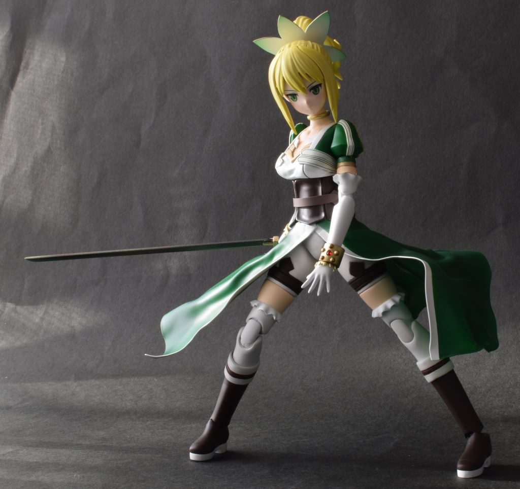 服を着せていく作業は脱がしていくより楽ですが可動域が削られます^^;衣装のスジボリ部分はエナメルで色を塗っています。