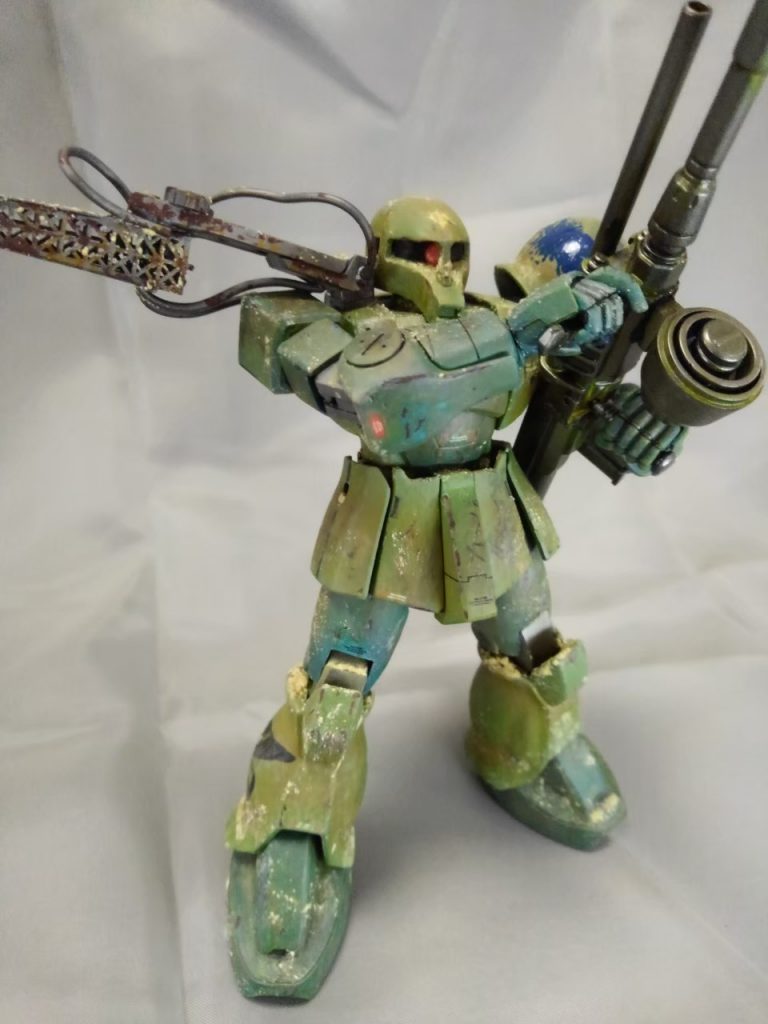 右肩は通信用の中継アンテナです使われなくなったザクのジェネレーターを動力として使われていましたが生き延びたコズンがザクを起動してしまった為に無用の長物と化しています東京タワーのナノメタリックパズルをベースにボロくしました