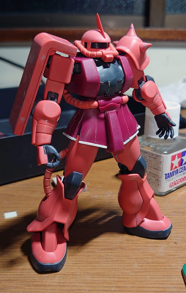 改修途中の図。このあとモノアイ部もくりぬいてクリアパーツを配置してます。