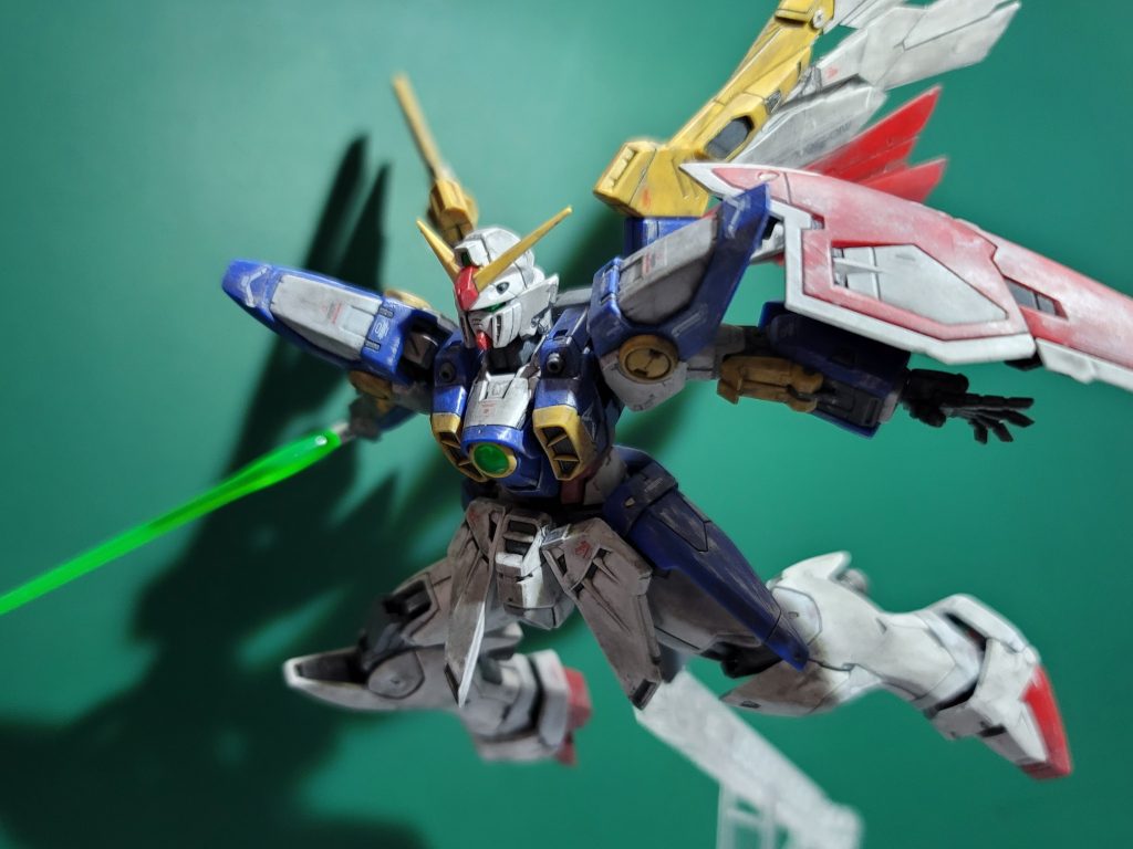 足を前に上げるとフロントスカートがポロリし易くこのポーズが取れるまで3回くらいはポロった他にポロリしやすいパーツはウイングの黄色い所と膝の所かな