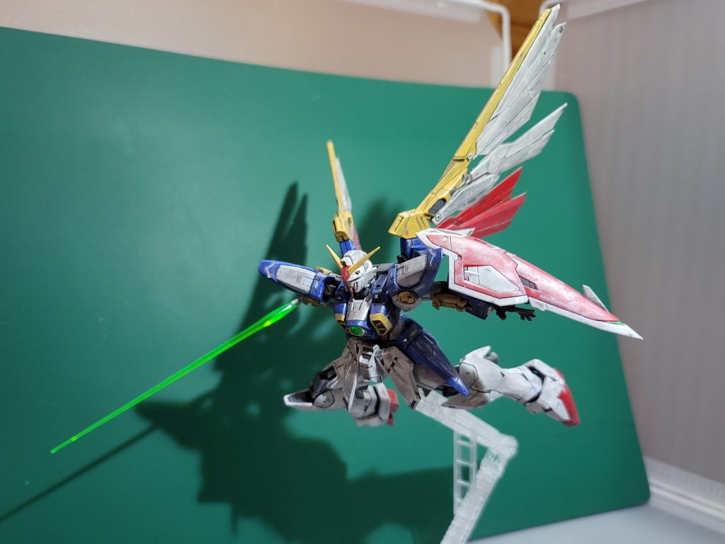 ウイング部分のRGオリジナルギミックは賛否両論のようだけど私としてはこんな風に隙間がそんなに開かない程度の展開は好みだな