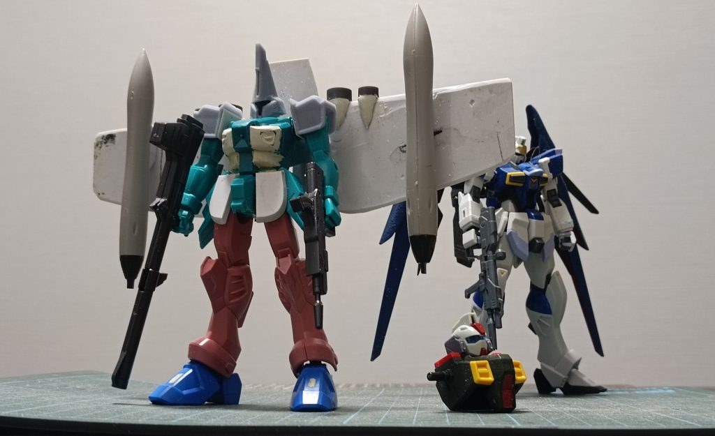 塗装前。頭、肩のみ複雑だったので3Dプリンターで成型しています。バックパック、主翼は自立させるために極力プラ板で薄っぺらく作りました。