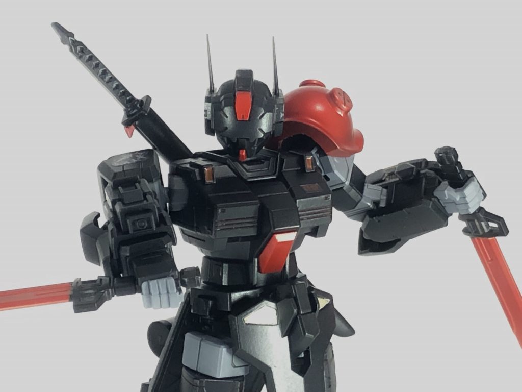 右腕のグレネード・ランチャーを構えた状態。こちらもヒート・ナイフ同様キットのままです。