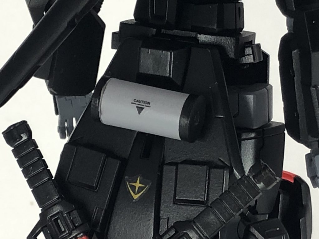 ブラックライダーの特徴的な装備『Steelyard』を改良し、小型化した新型Steelyard『Makimono Unit』。これにより各部のセンサー類を制御し、光学迷彩を使用可能という設定です。このパーツはプラ材で自作しています。