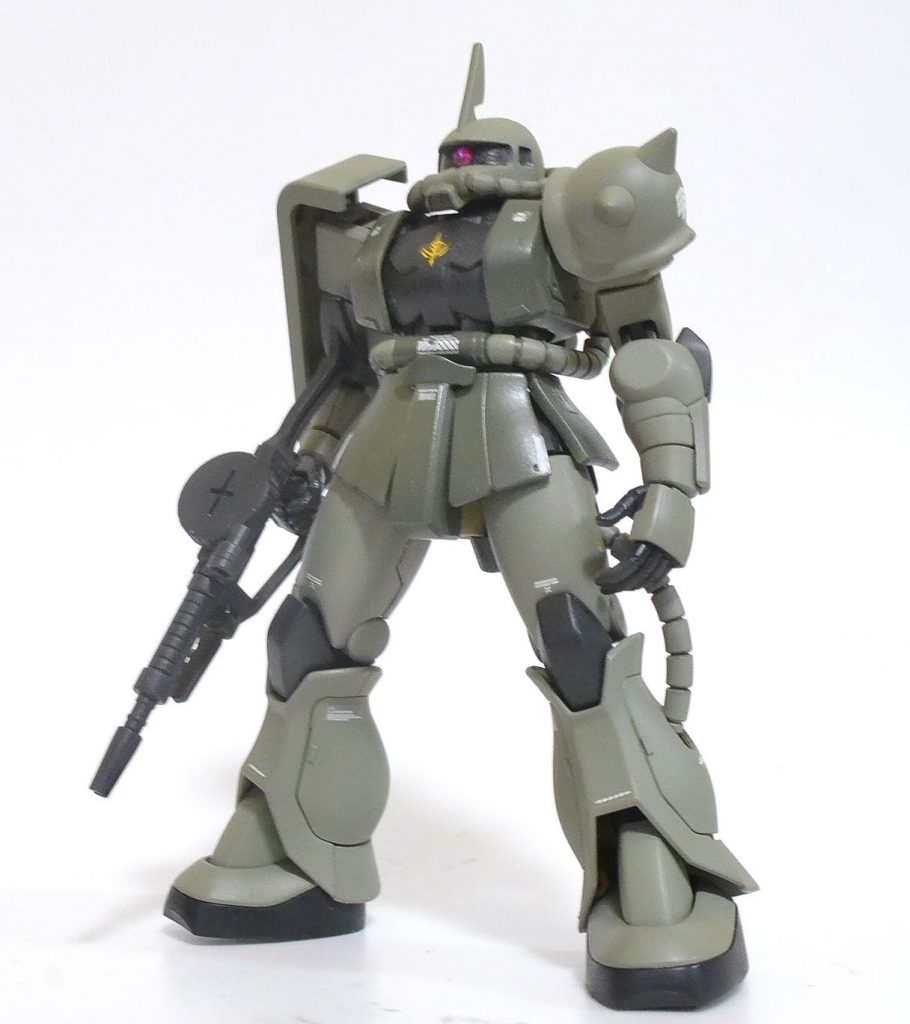 顔をFGザクに変更して股関節位置を上方に移動させてどっしり感を出しました。ちょっとだけプラ板を貼ったりしましたが、元キットは基本つるつるです。FGのほうがディテールが多いです。