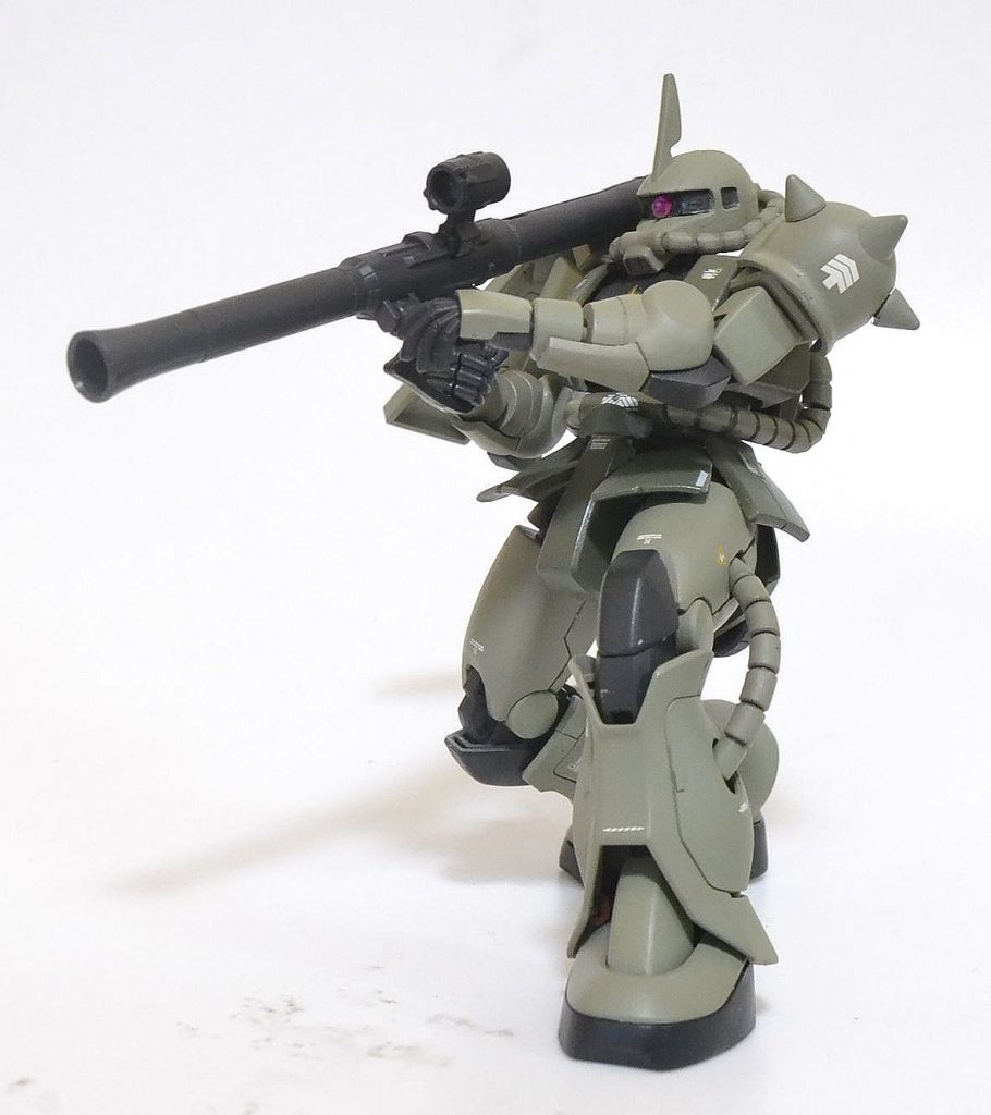 最大の特長はなんといっても可動が優秀なところでしょうか。ザクっぽいポーズが決まります。