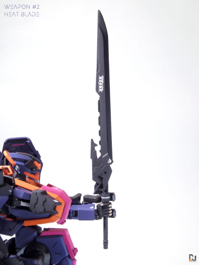 大きめの近接武器も持たせたいと思い30MMのパーツで作成。大型のヒート剣という設定です。背面のスキマはプラ板とWaveの「ディテールパンチ」で作成した放熱フィンでデコレーション。