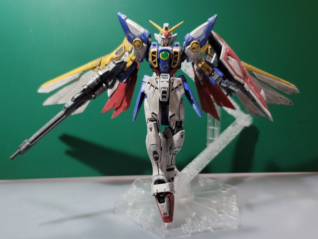 工程としては素組してからファレホブラックでウォッシングその上でウェザリングマスターのシルバーを掛けてからエナメルシルバーをドライブラシで少し追加後はキット付属のデカールシールを貼って最後に缶スプレーのつや消しトップコート今回は手軽さを追求してきたのでデカールは水転写ではなく(そもそも売っていない…)キット付属のシールにしました表面処理もほぼしていなくデザインナイフでゲート跡を削ったくらいです塗装は基本してませんがバスターライフルのエネルギーカードリッジには目立つゲート跡があったのでそこだけファレホスティールで塗装しました実はつや消し噴く前の方が光沢が少しあってウェザリングのシルバーと合わせてちょっとしたメタリックな感じを出していたつや消し前の方がカッコいい気がしてちょっと後悔です……