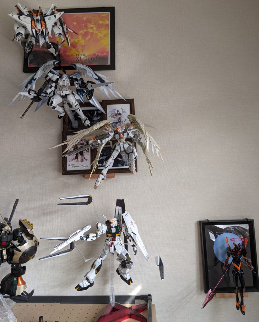 最後に全体図です。まだ壁掛けガンプラを増やす予定ですので、是非またご覧くださいませ！以上。ご覧いただきありがとうございました！もしよろしければ、イイネ、コメントよろしくお願いします(*ﾟ▽ﾟ)ﾉ