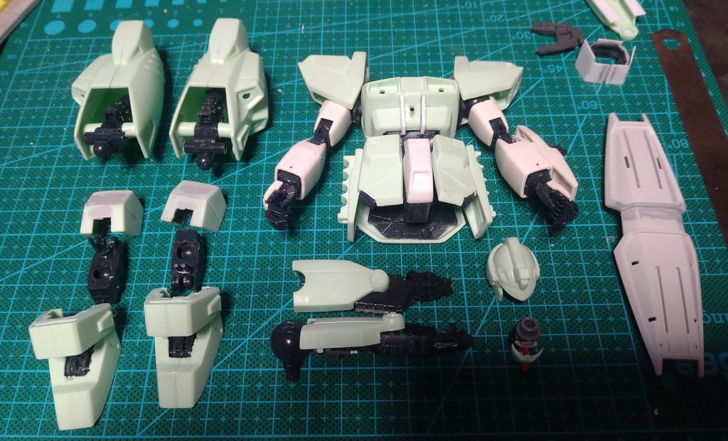 あいつはほぼ使い物にならず、ほとんどF91のパーツを使うことにしかも切ったり張ったり慣れなくてなかなか進まずあきらめかけました。