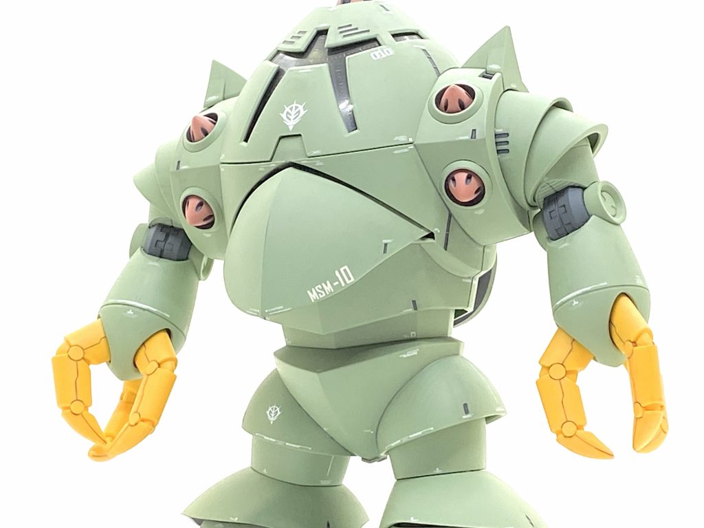 下半身は殆ど可動しない上に足が大変短いので人間なら不格好過ぎな筈なのですが・・・威圧感があってカッコ良く独特の存在感があります。 水陸両用MSセット付属のゾック用デカールは形式番号などがあり当然使うのですがコーションの方は赤や黒が殆どで白でデカールは統一したかったので殆ど使わなかったです。ゾック用デカールも凡庸性はあり他の機体でも使えそうなので少しずつ別も機体で使っています。