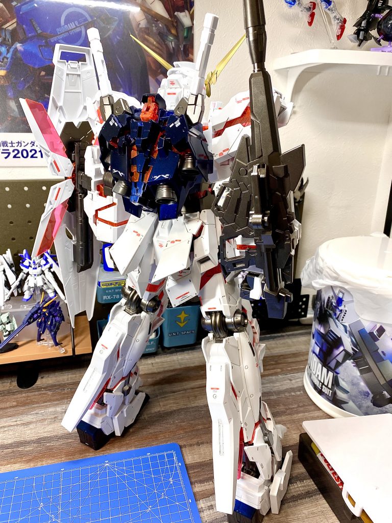 バックパックとレッグパーツはプレミアムブルーブラックを使用。