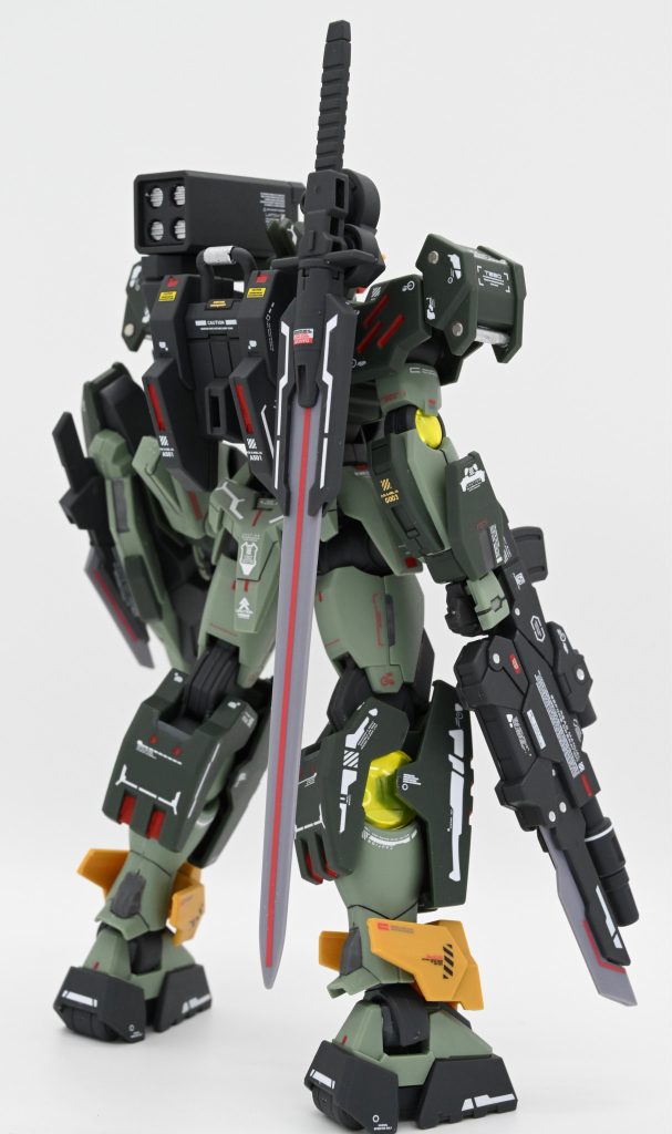 武器の灰色パーツに赤いラインデカールを貼りましたが、なかなかカッコいいと思っています。