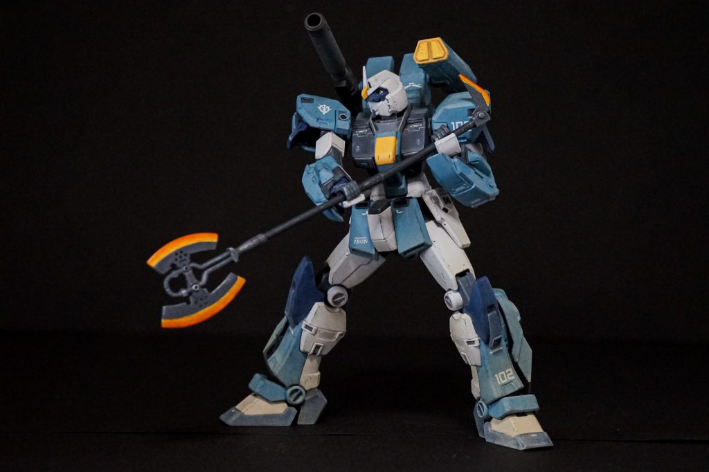 【ヒートアックス】デュエルのパイロット、イザーク乗機のスラッシュザクファントムをイメージして作りました。赤熱化した刃はスポンジチッピングの要領でグラデーションを付けて塗装しました。【ヒートホークを現地改修した装備。両刃になり後端には鎌状の刃を持つ。接近戦による砲身の損傷を防ぐためリーチが長く取られている。】