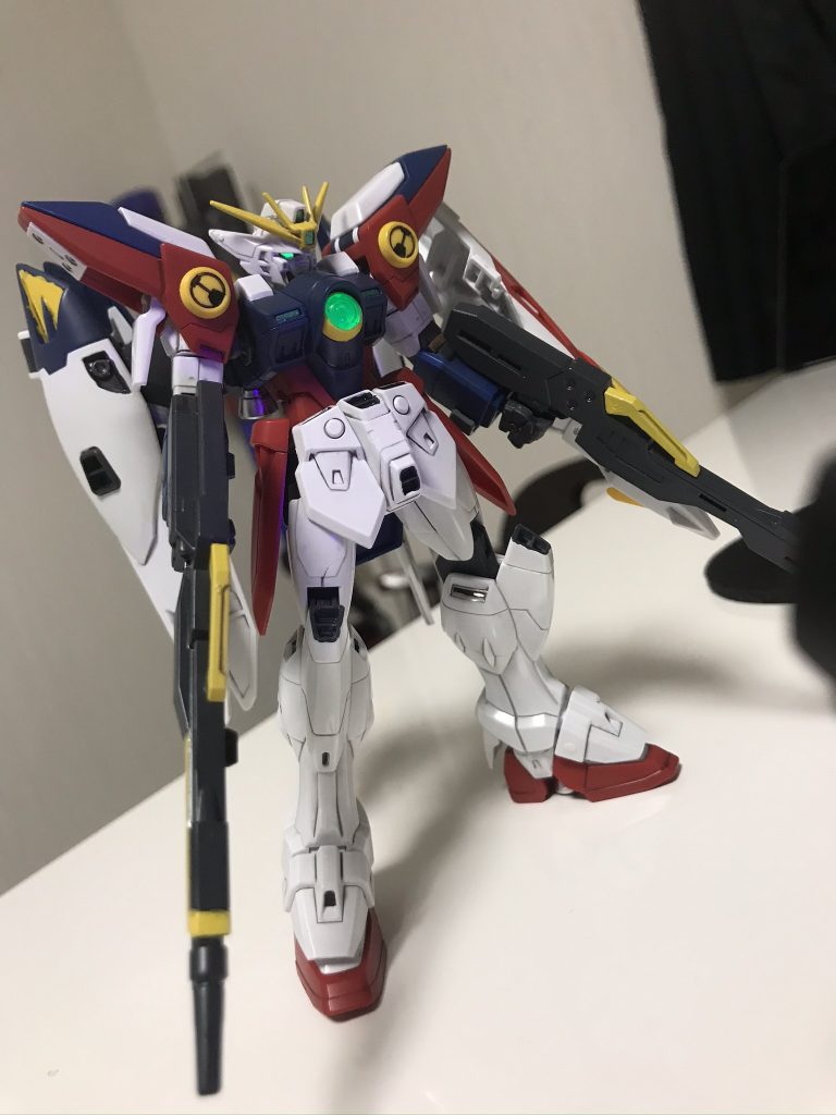 ブラックライトで光るようにしたんですが、この時点で足の割れに気がつき、修理してます。