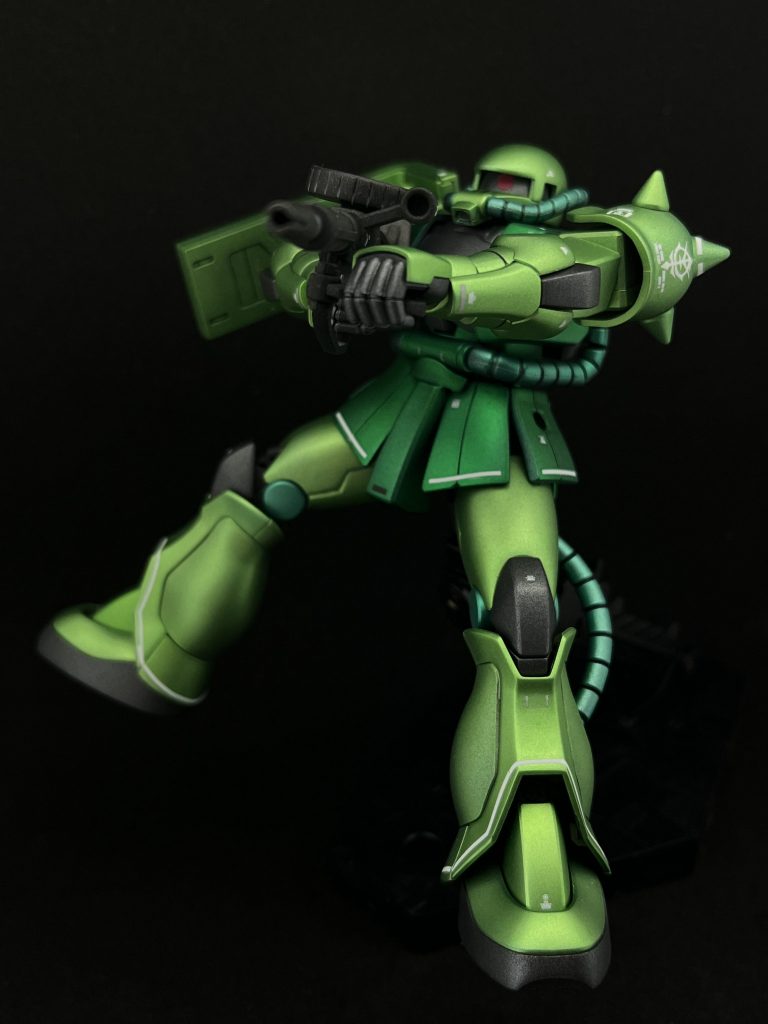 ポーズ1 武器構え今回はなんとかマシンガンを持たせてみました。塗装が剥がれるんじゃないかと不安でしたが、組み立て中に所々やらかしてしまったので開き直りです(笑)