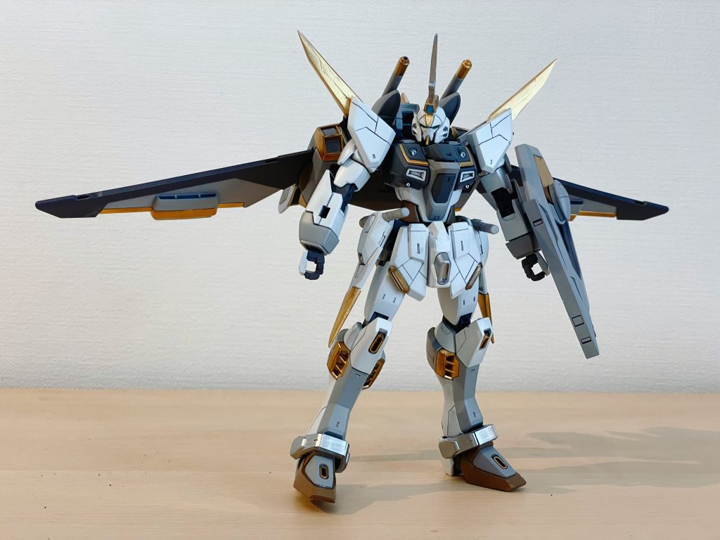 こんな感じで全体を鋭角化。肩とサイドスカートでX作る感じにするのがカッコいいかなと。ほんとは膝やつま先、ファトゥムの羽根先も鋭角にしようかなと思ったんですが、やり過ぎてカッコ悪くなりそうだったので、今回はこの程度に留めてます。ちなみにデカール貼ろうかなと思ったんですが、なんかスノーホワイトってちょっと神格化されている感じがあるので、あえてデカール無しにしてます。