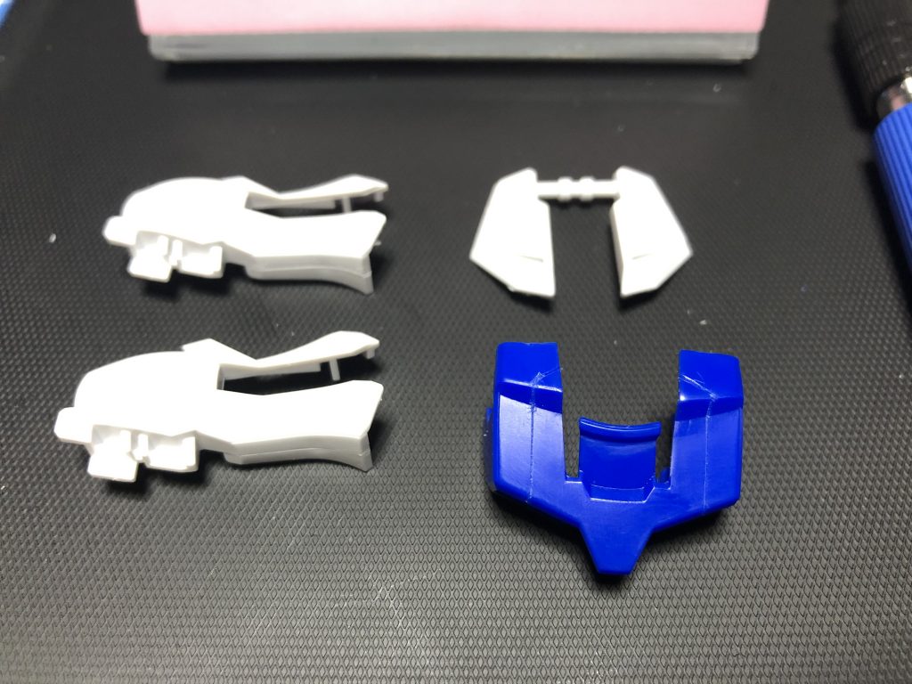 初挑戦その1。スジ掘りに挑戦してます。脛、前スカート、胸部装甲に彫りました。直線のみですがめちゃくちゃ大変でした…0.15mmのカーバイトで彫りましたが、0.2くらいの方が良いかもしれません。