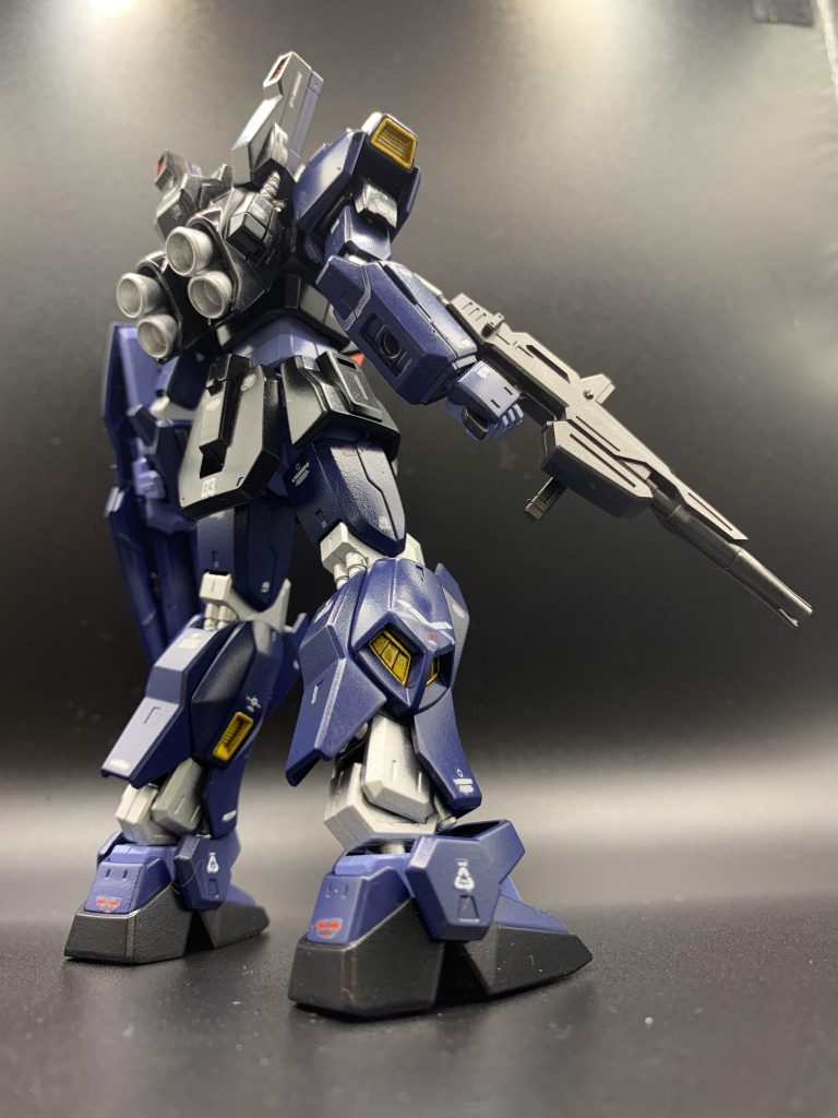 全体的に暗いトーンだと重くなっちゃうかと思い、関節部分をクロームシルバーにしたのですが、微妙ですね。