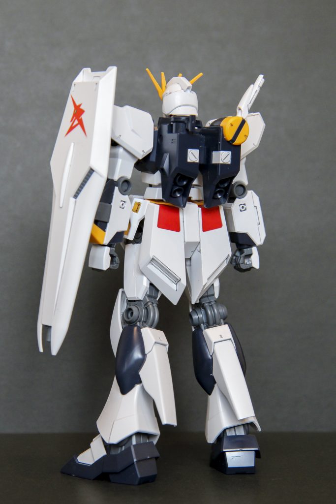 少し細身ですが、プレーンなνガンダムでカッコいいですね。