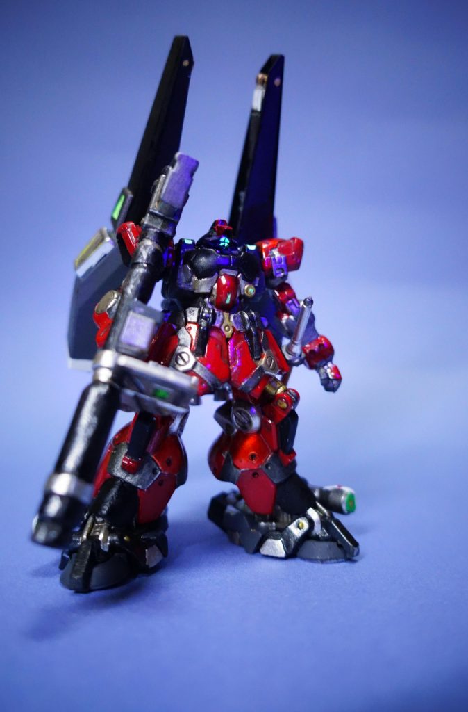 息子たちから分けてもらったジャンクパーツの箱の中をガサゴソ。ユニコーンのふくらはぎのバーニアカバーがちょうど良さそうだったので、バインダーにしてみた。でも大きかったので、リック・ディアスというよりシュツルム・ディアスみたいですかね。バズーカもバインダーに干渉するので、ショートボディ化し、マガジンもひっくり返しました。モールドが細かく塗り分けが楽しいので、赤・銀・金とかで塗り分けていたらアイアンマンみたいになってしまったので、慌てて塗り分けバランス再調整。クワトロ機リック・ディアスのように見えるでしょうか?脳内補正ガンプラ・オープンワールド、楽しいです。