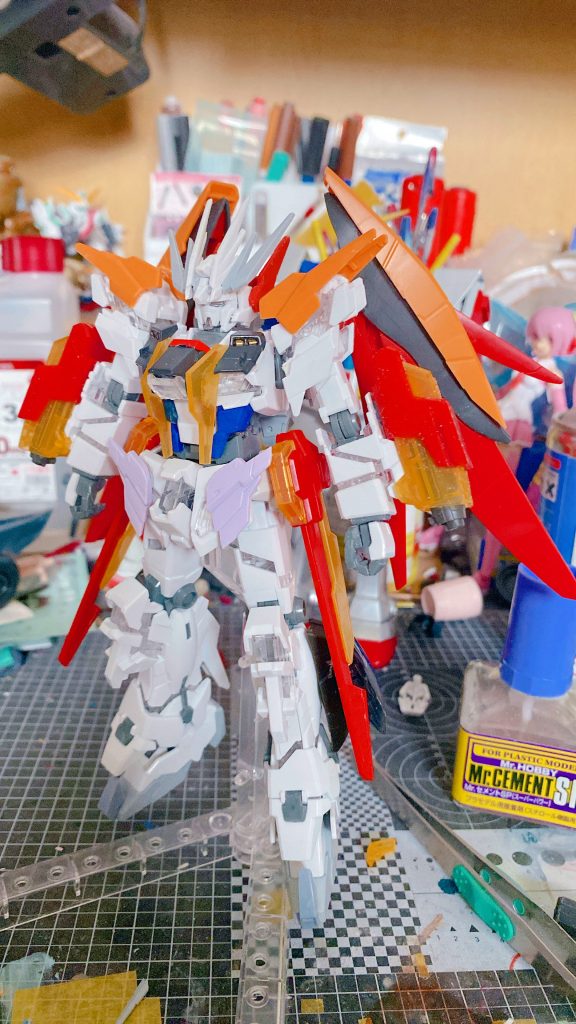 塗装前の仮組み。失敗談になりますが右太もものサイコフレームパーツが気付いたら紛失…orz多分塗装後に紛失したと思いますが1〜2時間探しましたが見つからず…仮組み時にはあったのに…もし塗装前に無くしてたら無色透明パーツを見つけることはほぼ不可能なのですが…(;´д`)