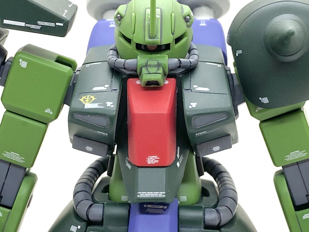 デカールはガンダムデカールのHGのシナンジュ用をメインに市販の様々なガンダムデカールやコーションデカールを満遍なく貼り、カトキ風にしました。S-01のナンバーはRGサザビーのデカールの余りでS型の1番機という意味にしてMS-14Jの2番機という意味にしたJ02の機体ナンバーにしましたリゲルグと合わせています。