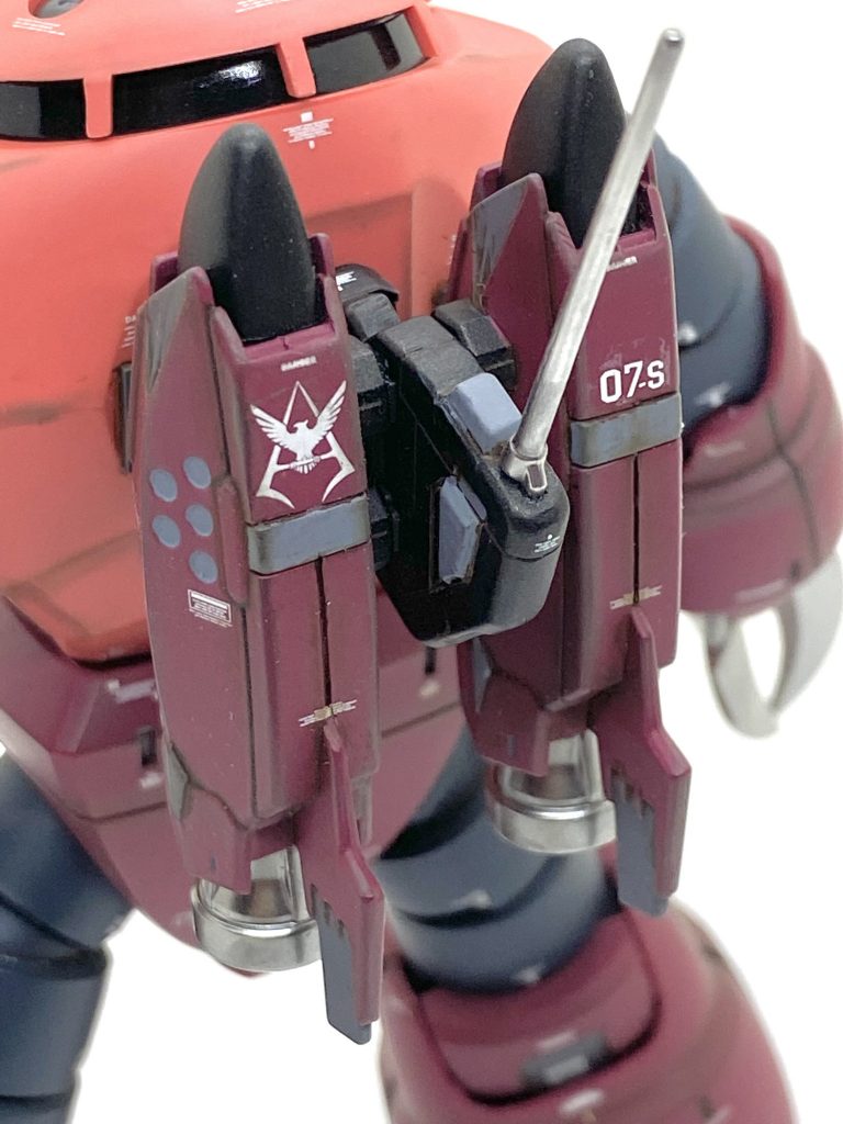 (クレオス)旧ガンダムカラーレッド2をメインに塗り分けるとシャア専用ぽっくなります。ファンもメッキシルバーで塗り推進力があるようにしました。